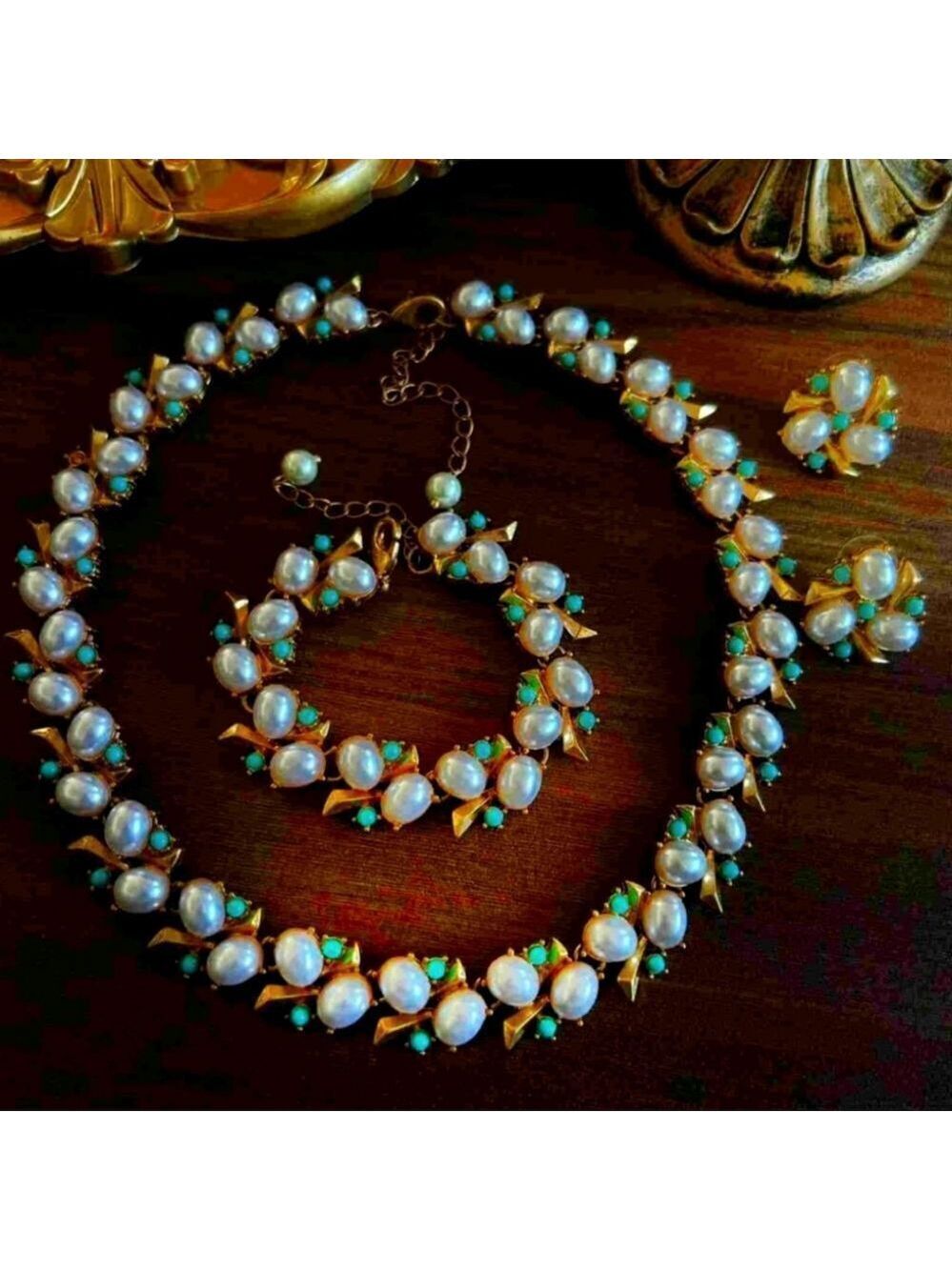 Vintage Style Pearl Jewelry Set Shell Pearl Necklace, Earrings Bracelet. NWOT